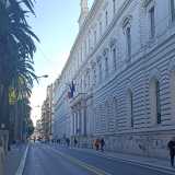 ...e seguiamo i cavi che ci accompagnano fino all�ingresso principale dell�Ateneo, in piazza Umberto...